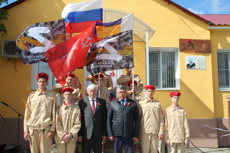 Участники памятного мероприятия: депутат Законодательного Собрания Ростовской области Вячеслав Василенко, глава администрации Обливского района Алексей Деревянко и представители местного отделения "Юнармии"