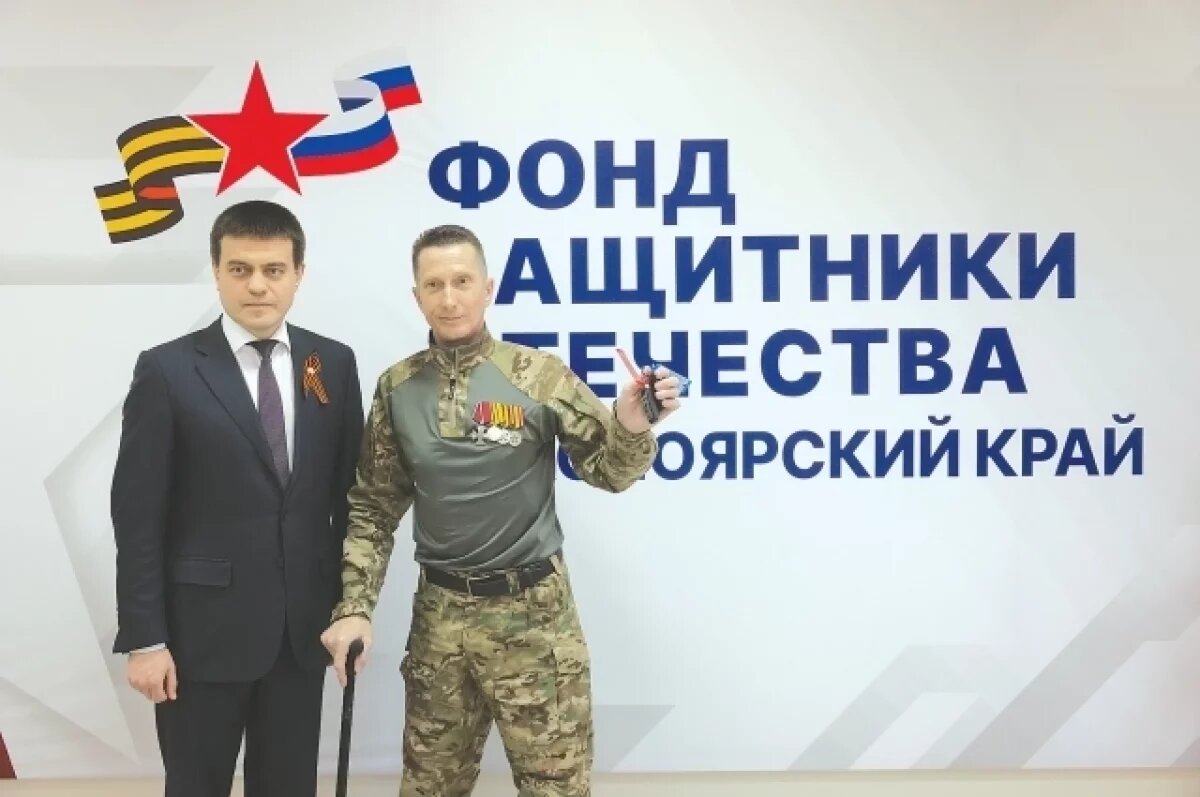    Глава региона лично вручал ключи от новых автомобилей.