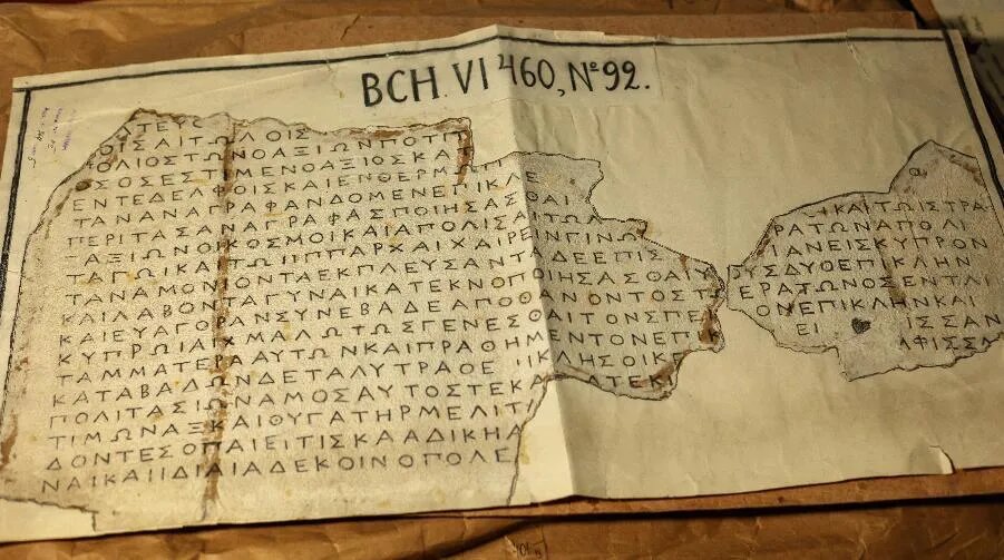 Древнегреческая надпись была найдена в Дельфах в начале 1880‑х годов. Она датирована первой четвертью II века до нашей эры, речь в ней идет о гражданских правах некоего Эпикла — уроженца города Аксос на острове Крит./ФОТО Ксении ПОПОВОЙ