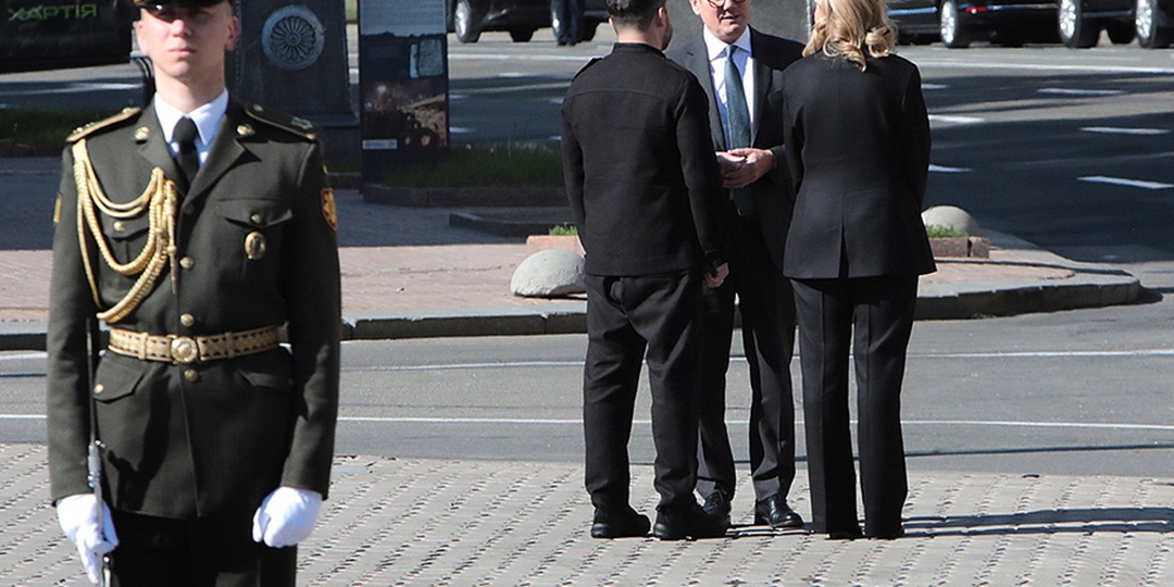 Лучшая шутка Зеленского. Европейцы «порвали животы» после инцидента со «штанами позора»