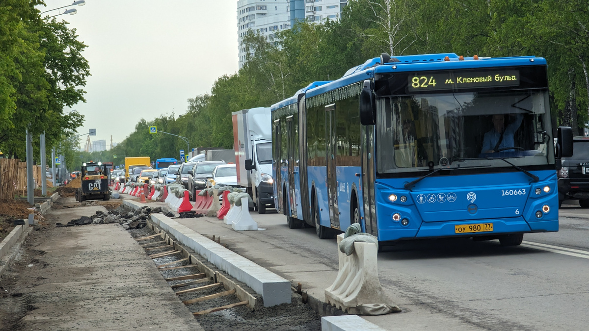 Общественный транспорт стоит также как и все остальные. Автобусы пустые.