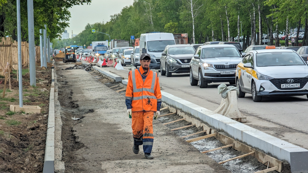 Некогда это была вторая полоса, теперь её готовят под велодорожку.