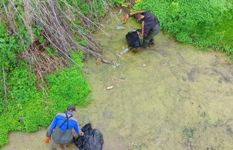    В Оренбурге собирают мусор на тропе здоровья Оренбуржье