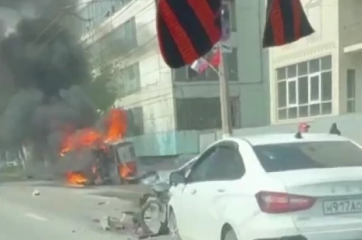    Охваченная пламенем машина попала на видеорегистратор у «Волгоград арены»