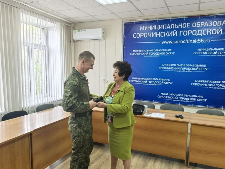    В Сорочинске бойцу СВО вручили тепловизионный прицел ночного видения Белов Михаил Александрович