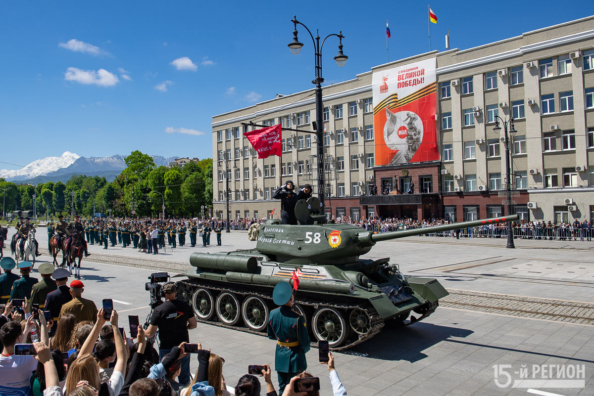 Легендарный танк Т-34 на площади Свободы во Владикавказе. Автор фото: Константин 15-Фарниев