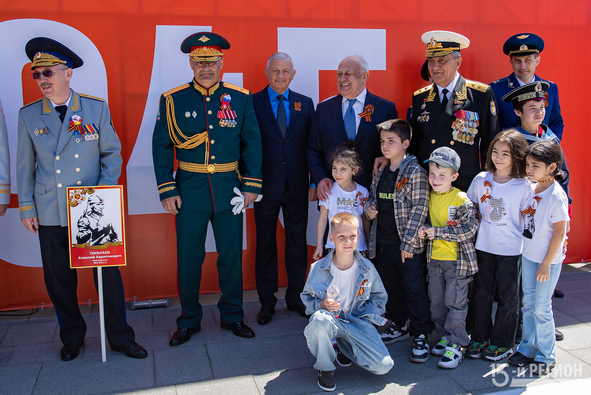 В центре кадра три главы Северной Осетии: Таймураз Мамсуров, Вячеслав Битаров, Сергей Меняйло(нынешний глава). Автор фото: Константин 15-Фарниев