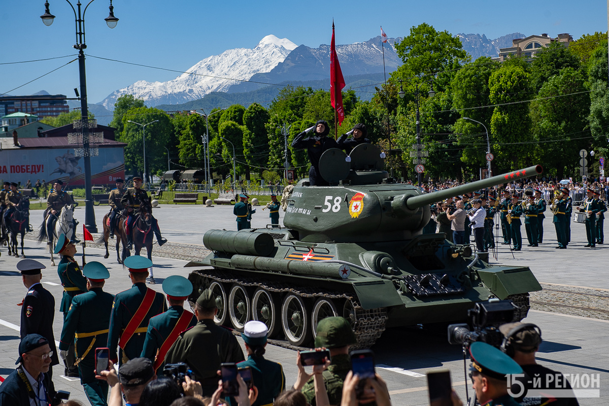 Легендарный танк Т-34 на площади Свободы во Владикавказе. Автор фото: Константин 15-Фарниев