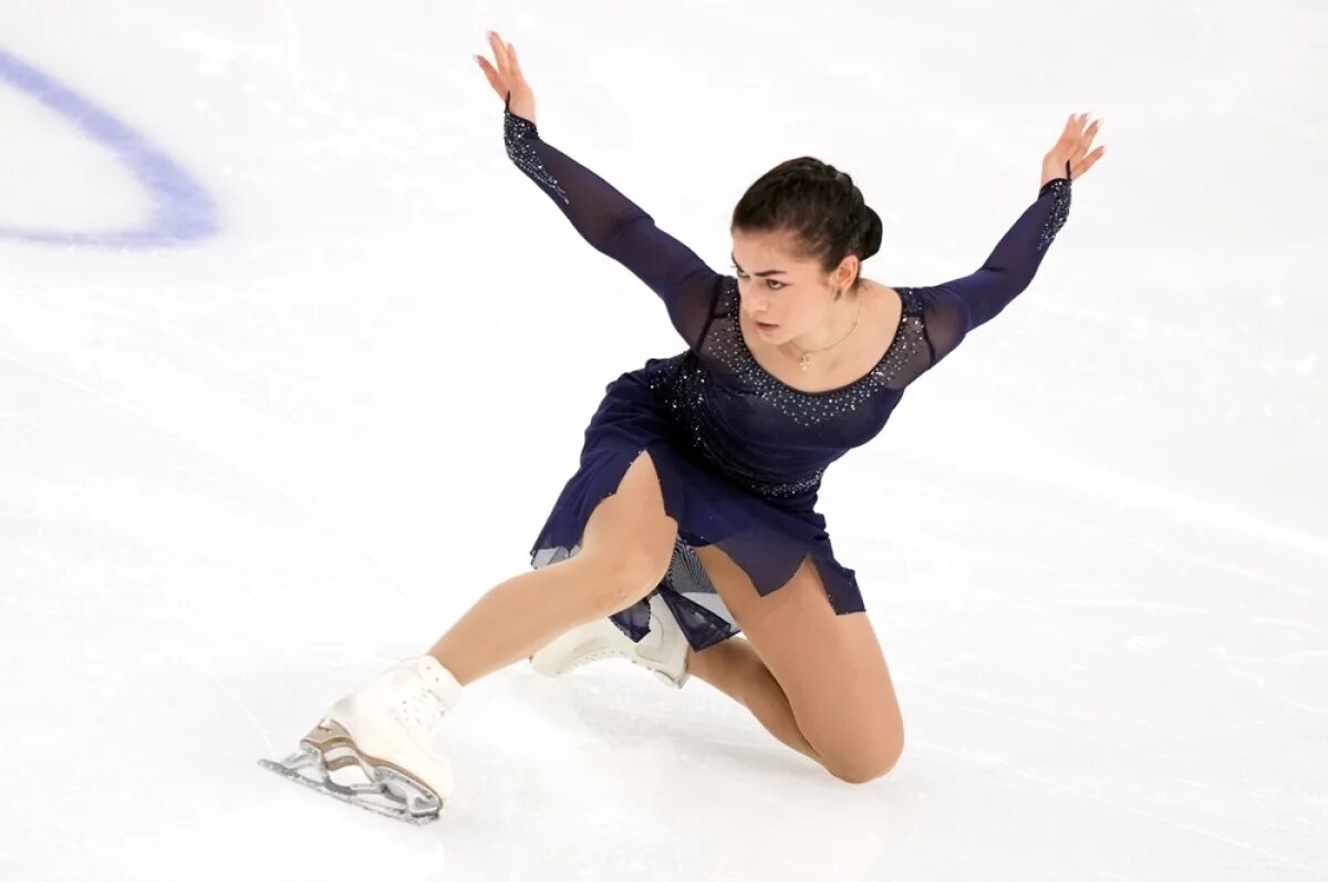    Аделия Петросян выступает с короткой программой в женских одиночных соревнованиях.