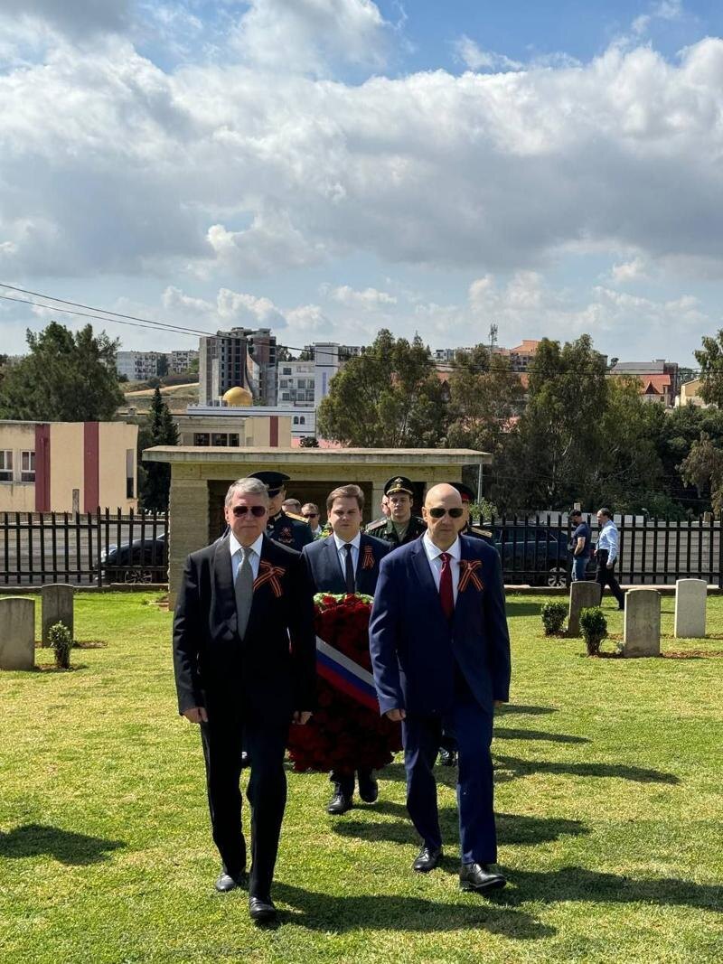    Костюм велик Суровикину