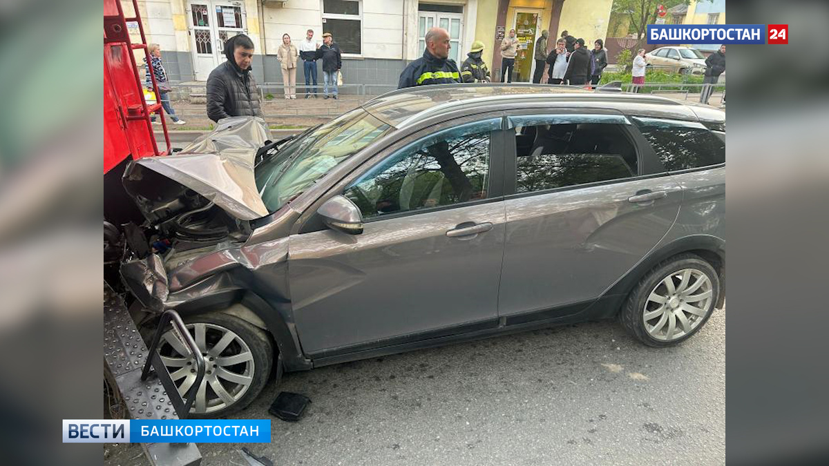    Пьяный уфимец угнал автомобиль и врезался в пожарную машину: пострадали двое детей