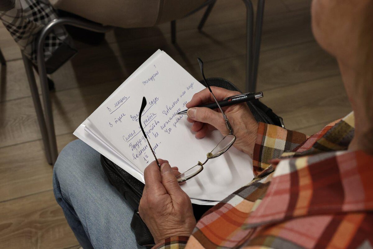 Участницы делают заметки для будущих работ. Ответственный подход, ведь по окончании проекта свои мемуары можно будет торжественно передать в Главархив Москвы на вечное хранение. Елена Купцова / Газета Metro 