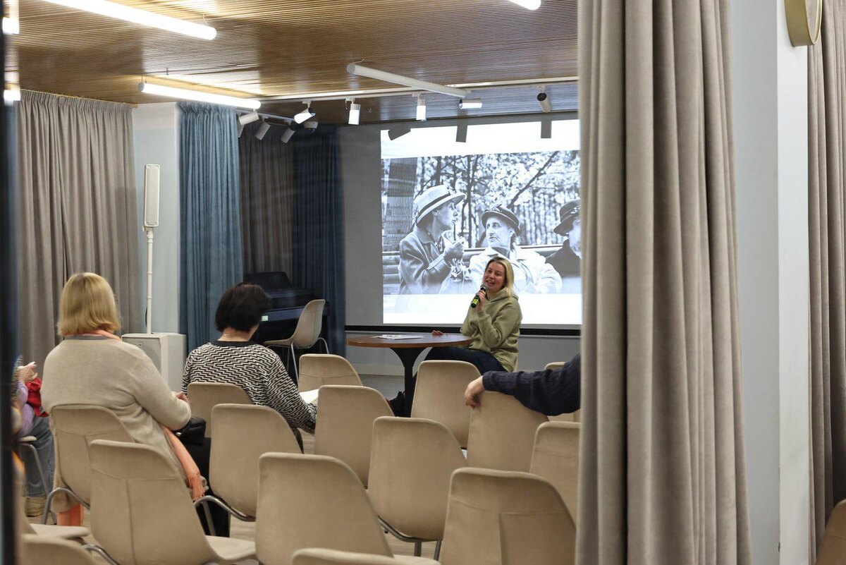 Пока лектор вещает, слушатели записывают моменты, на которые нужно обращать внимание при работе над мемуарами. @Елена Купцова