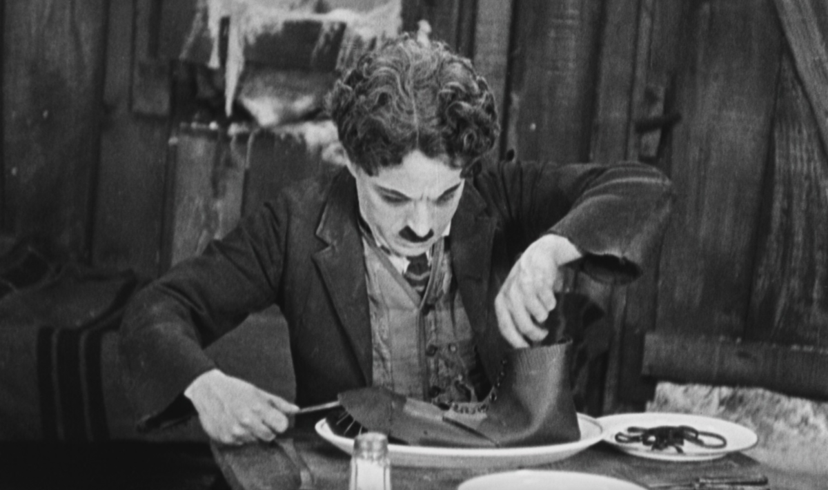 В галерее – кадры из комедий «Золотая лихорадка», «Папаши» и сериала «Кухня» (если вы не видите тут ремня, то он… в виде зеленого салата)