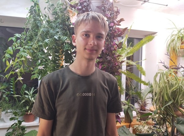 Никита и его любимая Хойя Белла.