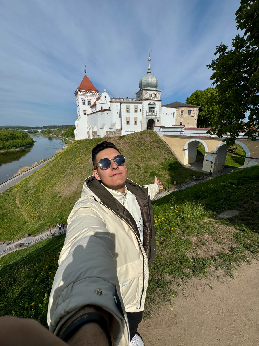 Раиль Арсланов на фоне старой крепости в Гродно (Беларусь)