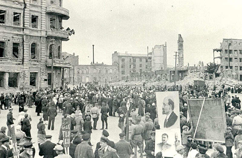 Жители Сталинграда слушают сообщение о победе над Германией на площади Павших Борцов. Фото А. Брянцева. Источник: Волгоградский областной краеведческий музей. 