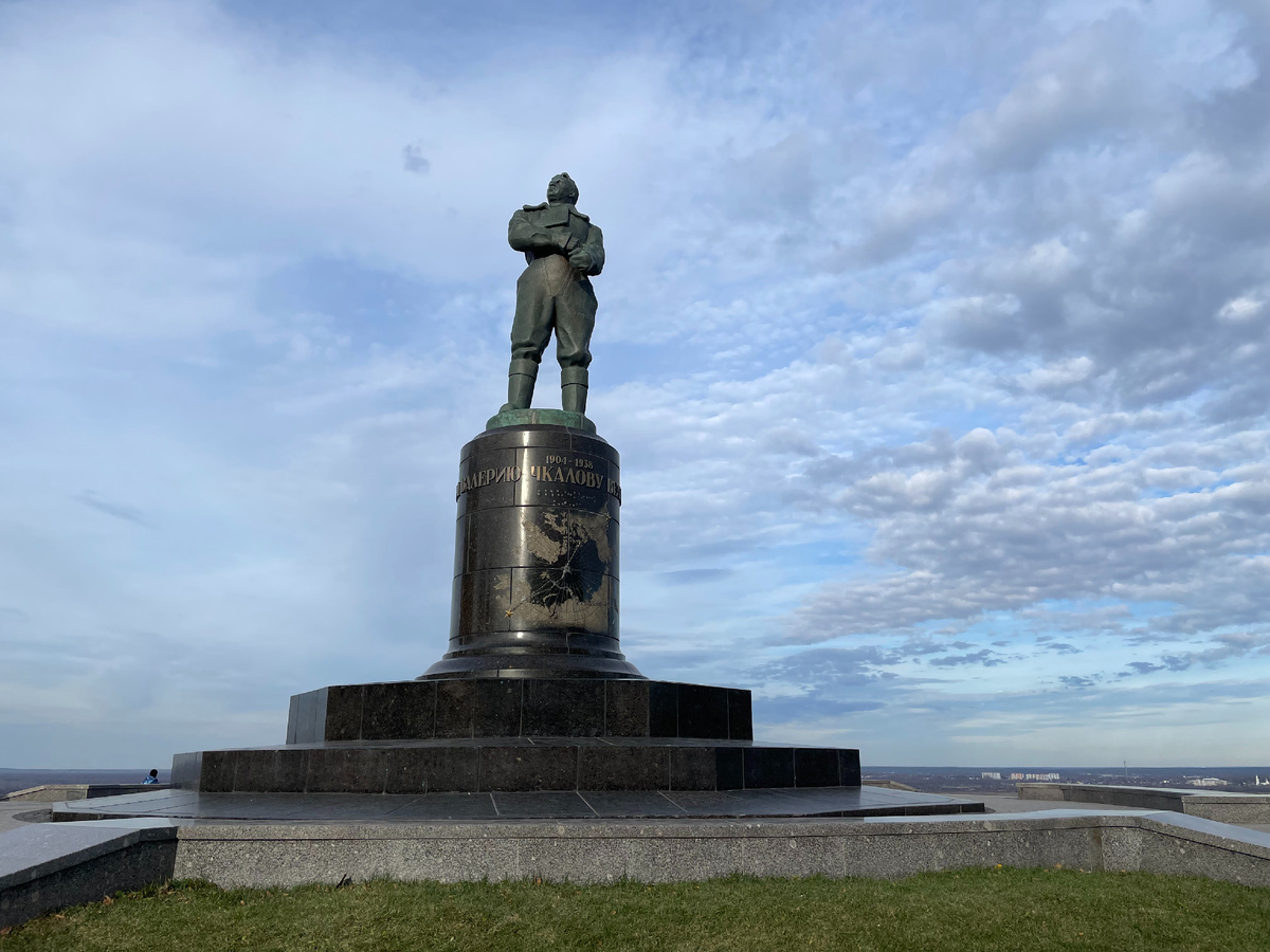 Памятник Чкалову