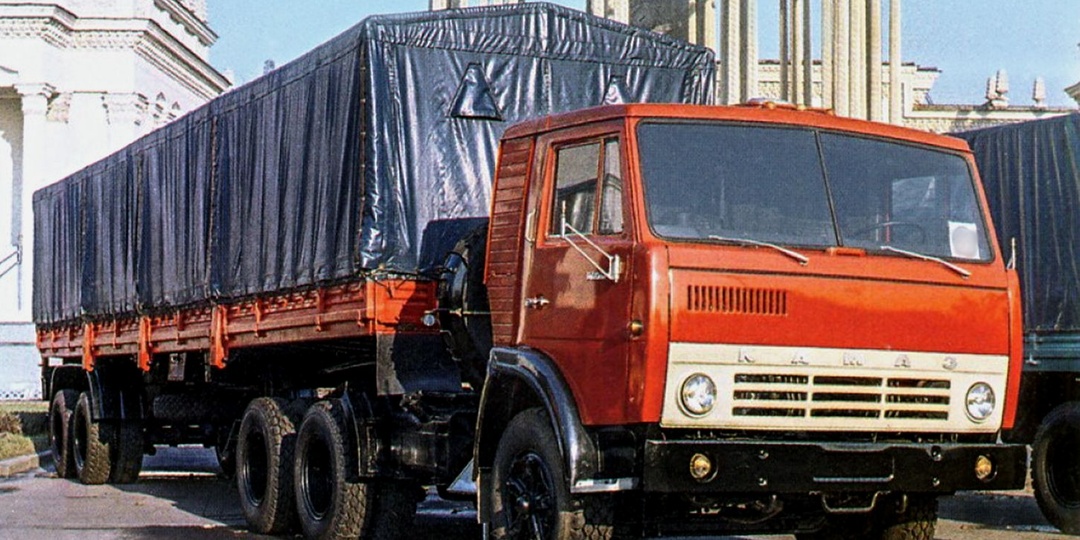 Стоял август 93-го. Я гнал КамАЗ с техникой из Бреста в Москву. Вез холодильники, телевизоры — тогда это стоило приличных денег