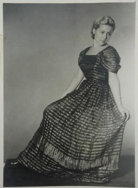 Новая модель эстрадного вечернего платья из ажурной ткани с золотом. Неизвестный автор,  19 октября 1953 года, г. Москва, МАММ/МДФ.

