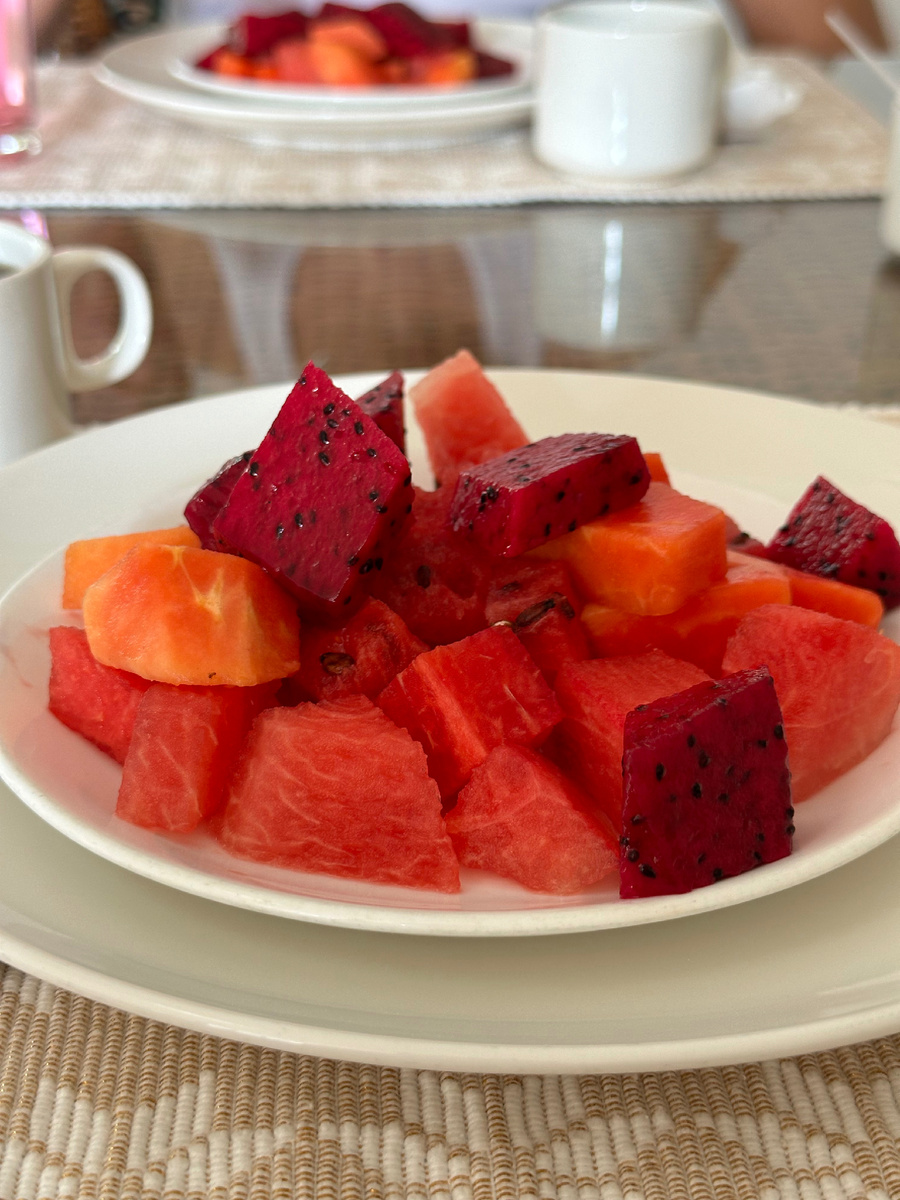 Сегодня в фруктовую тарелку добавили драконий фрукт. Фото Федоренкова В.