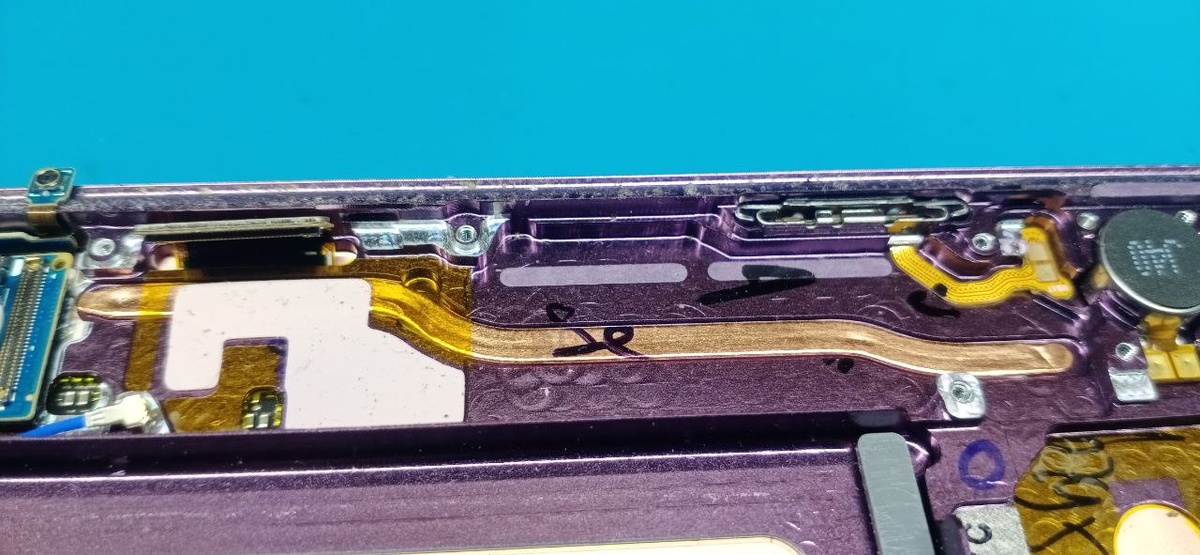 Медная трубка охлаждения с термопрокладкой в корпусе телефона. 