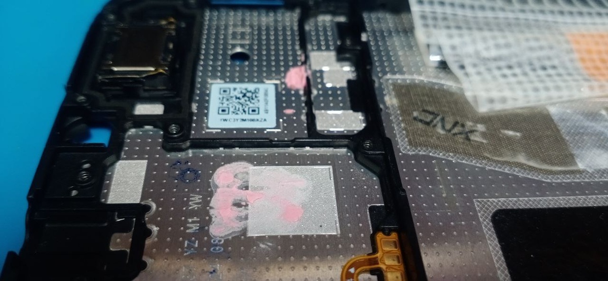 Остатки жидкой термопрокладки на корпусе телефона.