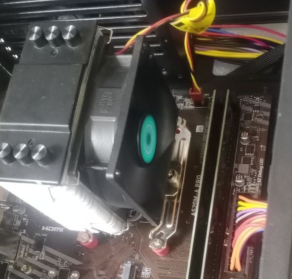 Охлаждение башенного типа на процессоре компьютера. 