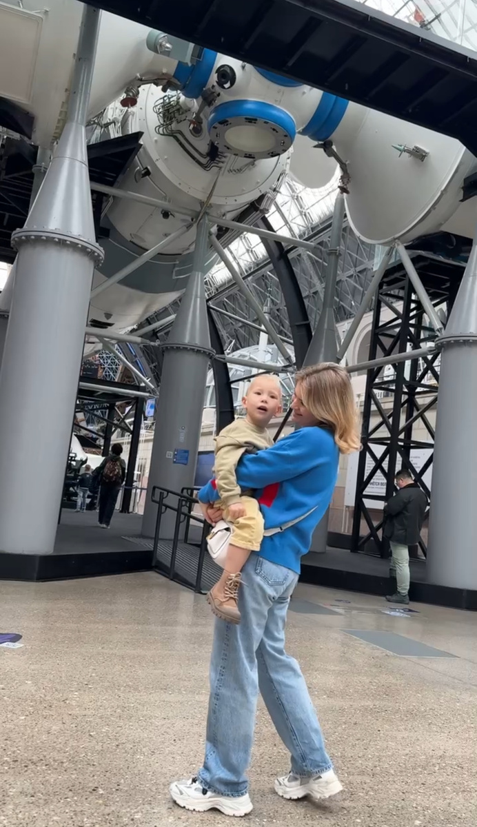 Ну вот как их не таскать? (Накануне концерта ходили семьей в «Космос» на ВДНХ)