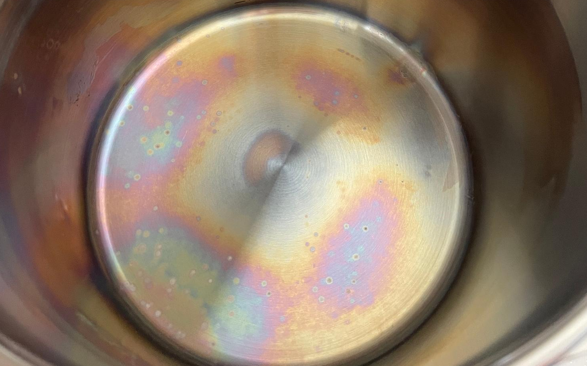 Пятна побежалости на внутренней поверности кастрюли