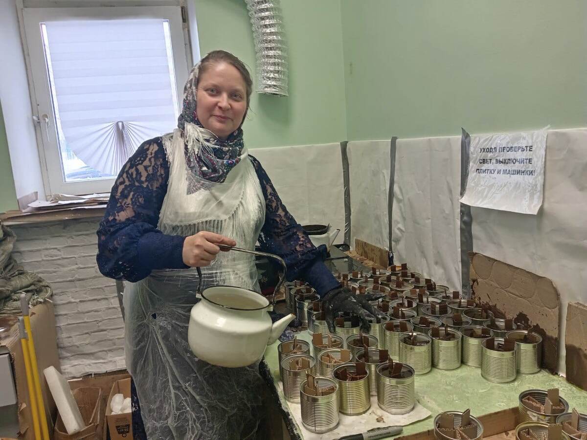 Юлия Мородина заливает свечи для бойцов СВО.