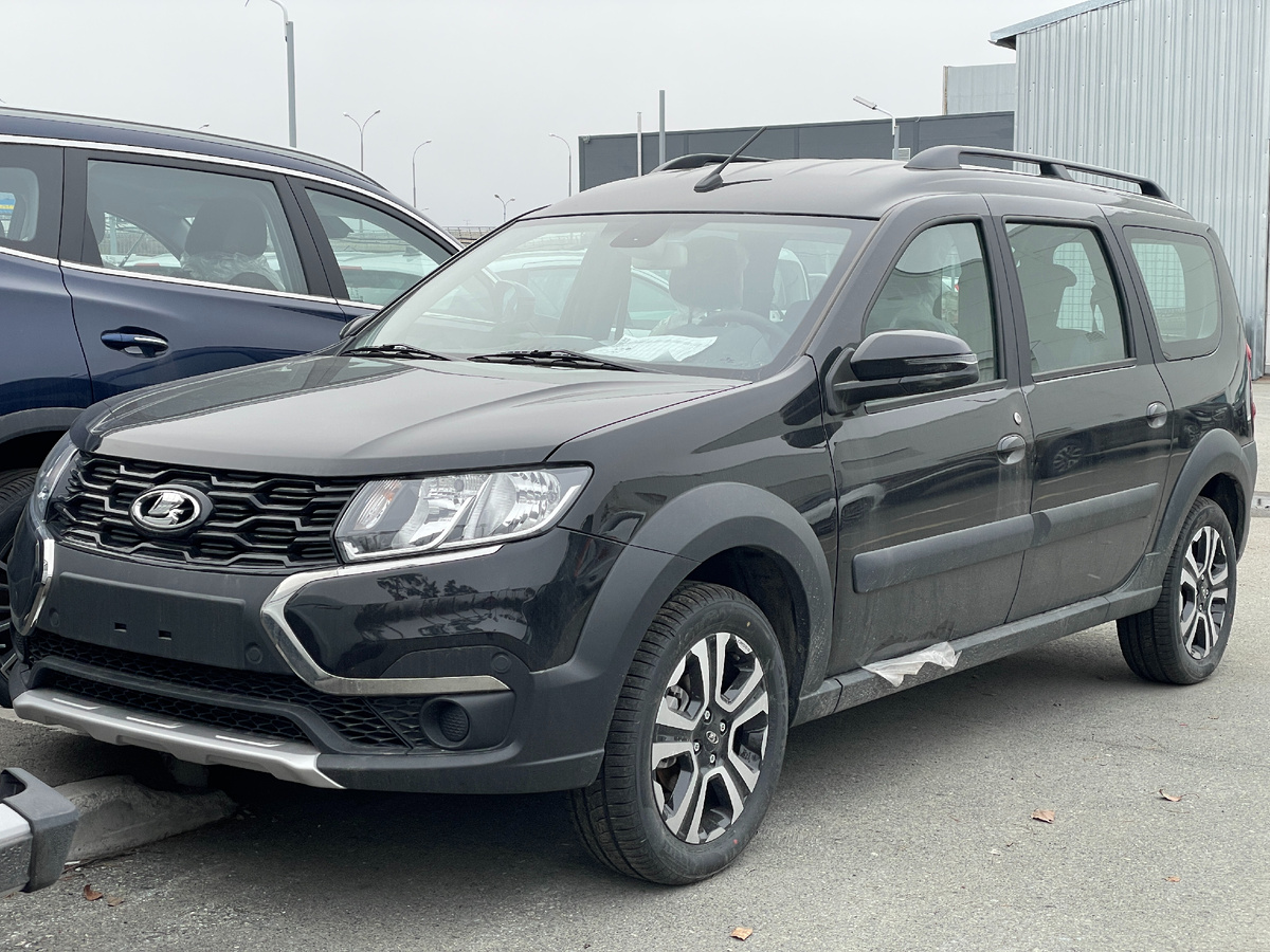 LADA Largus Cross в цвете "Пантера"