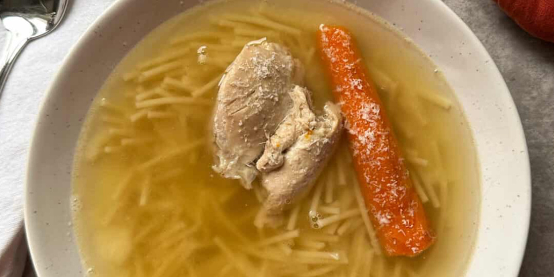Как приготовить самый полезный куриный бульон: секреты и лайфхаки