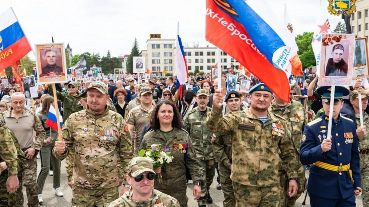 Колонна "Бессмертного полка" в Ставрополе. 2025 г. Без комментариев. https://cdnn21.img.ria.ru/images/07e9/05/09/2016060964_0:101:1280:821_1920x0_80_0_0_c7804562f791f0d31d8f7ea4c6a1a2db.jpg