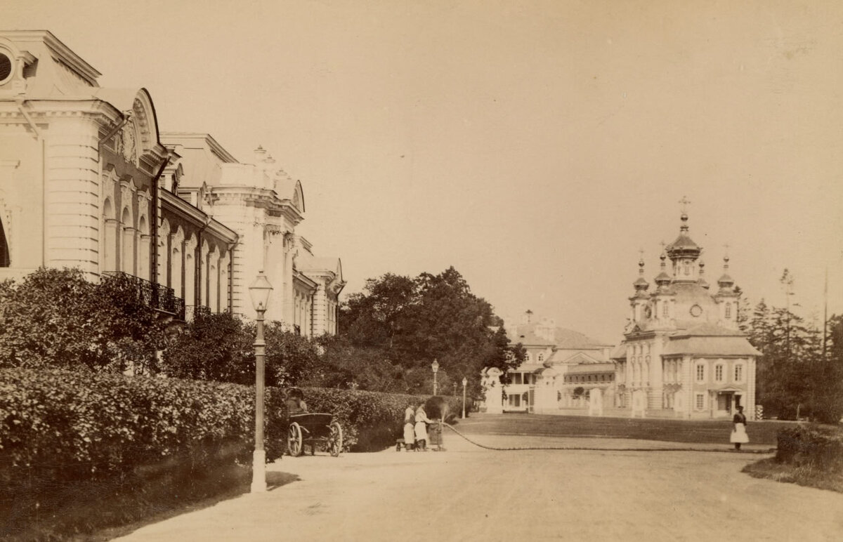 Фрейлинский дом и церковь Большого петергофского дворца. Фотография из альбома «Souvenir de Peterhoff»