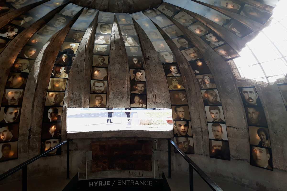 Вход в Bunk'art 2 c фотографиями жертв режима Энвера Ходжи. Фото: Кристина Рудич