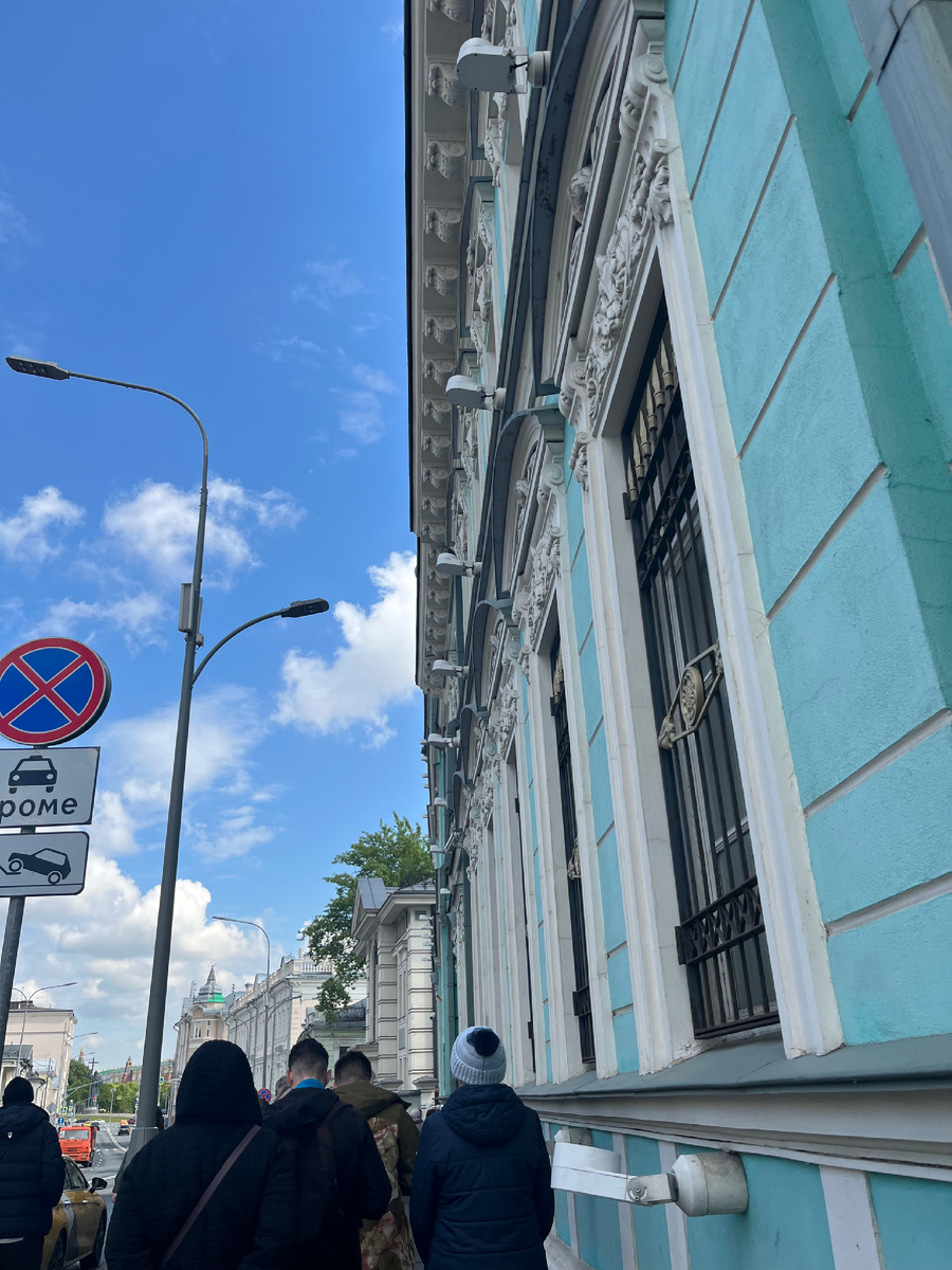 Очередь в галерею в будний день. Бесплатное посещение всех экспозиций.