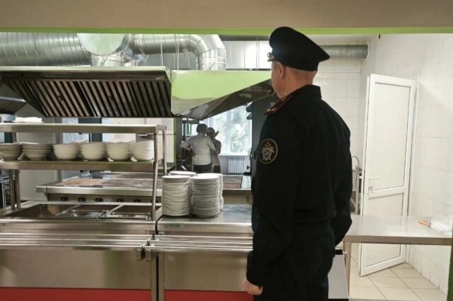    Оперативники изучают обстановку в столовой. Фото: Telegram-канал СУ СК России по Чувашии