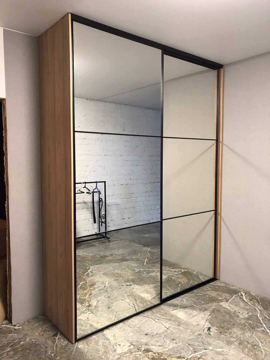 Полувстроенный шкаф-купе