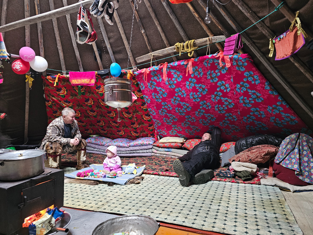 Я почти не фотографировала в чуме, чтобы не нарушать личное пространство людей. Ткань на стенах - пологи