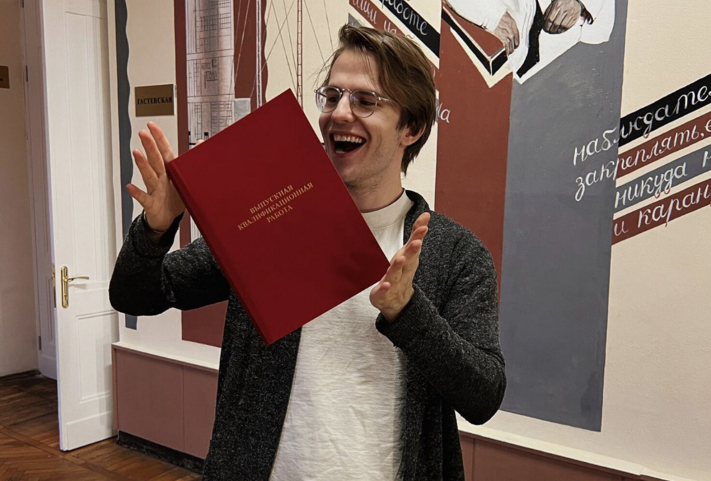 Студент РГГУ Александр Жадан в 2023 году защитил диплом, большая часть которого была написана ChatGPT.