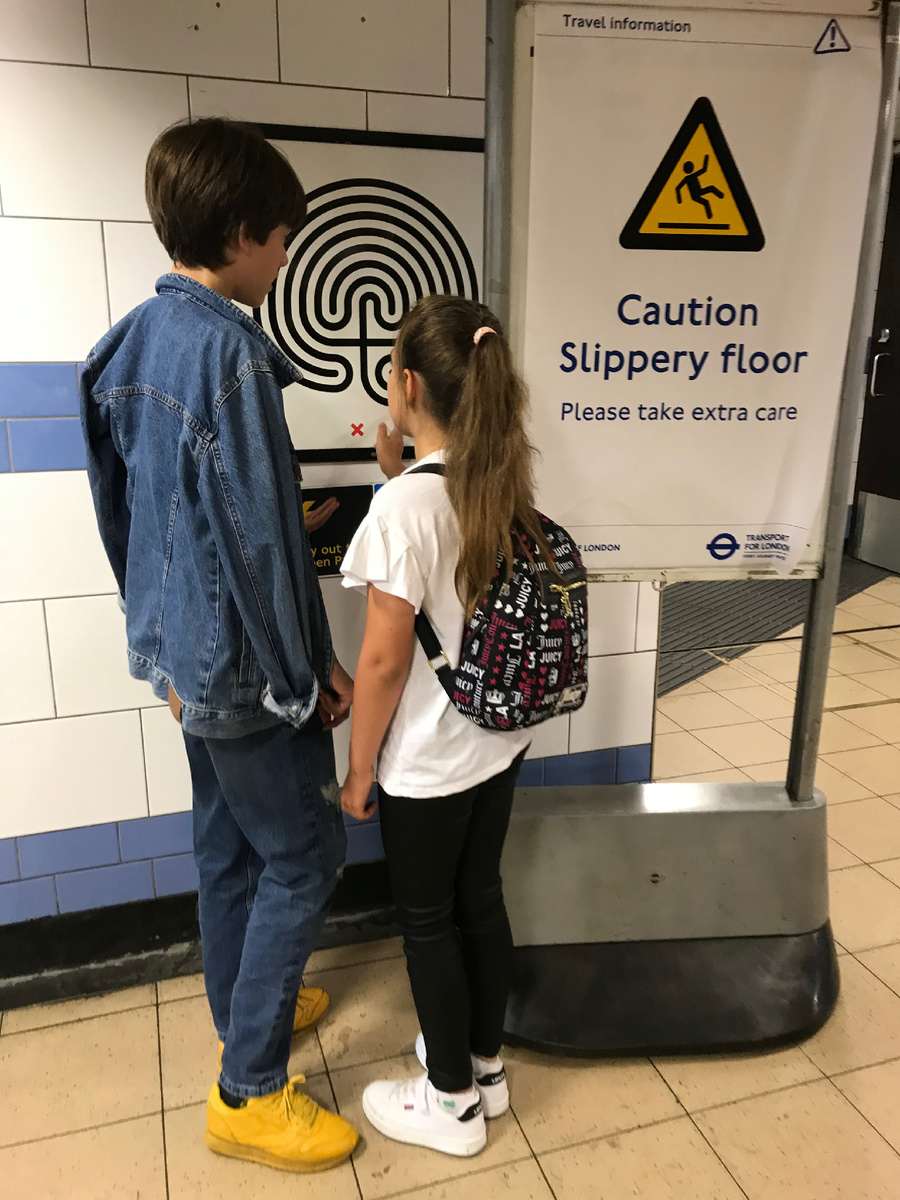 Дети изучают лабиринт на одной из станций лондонской подземки. Фотография из личного архива. 