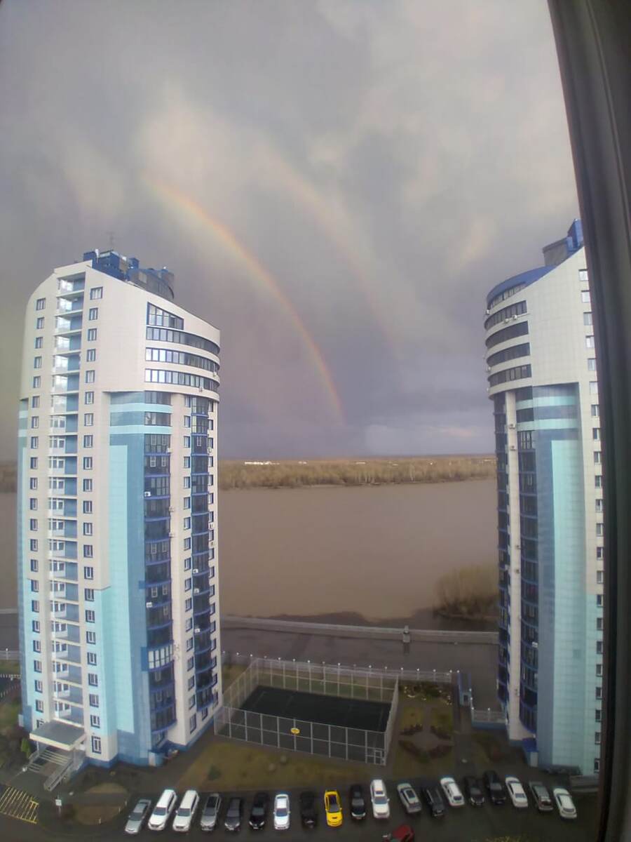 Двойная радуга только начинает формироваться, создавать свои разноцветные арки и своды...