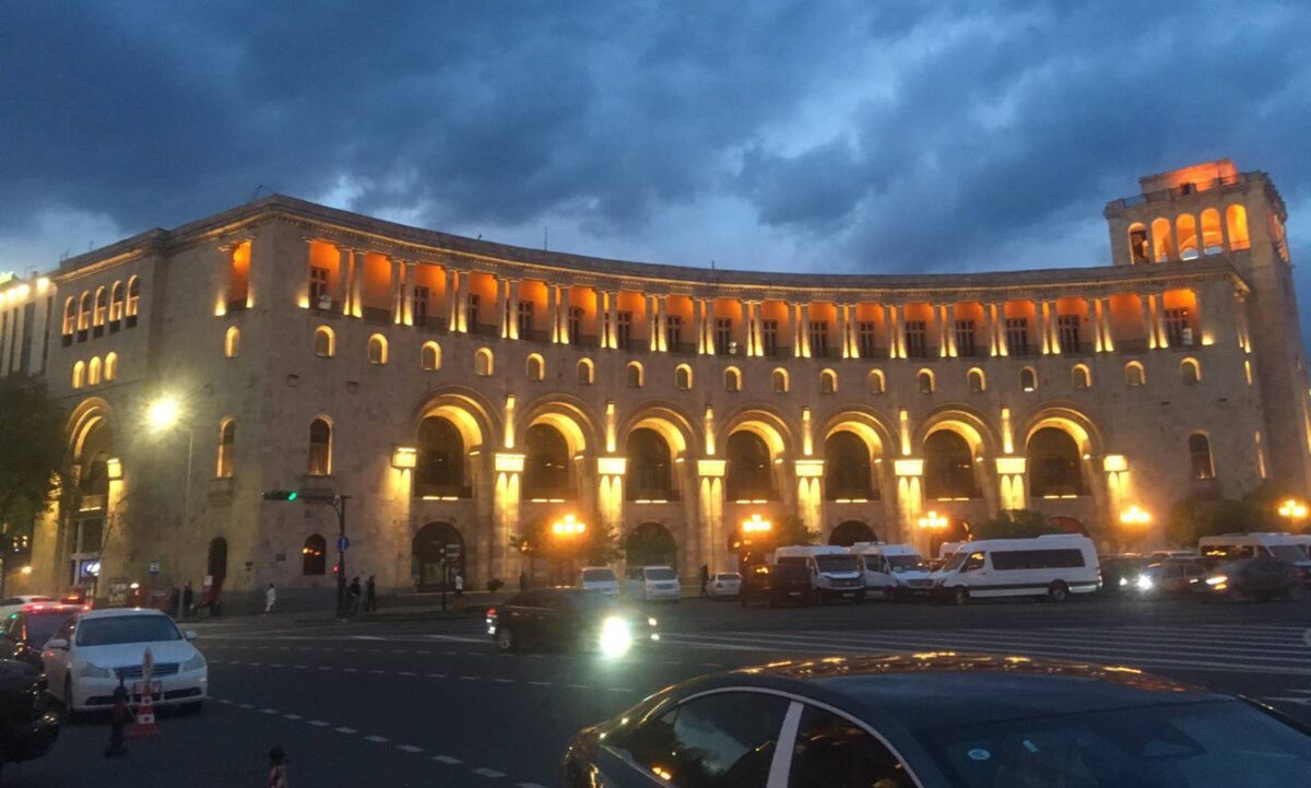 Одно из зданий на площади Республики