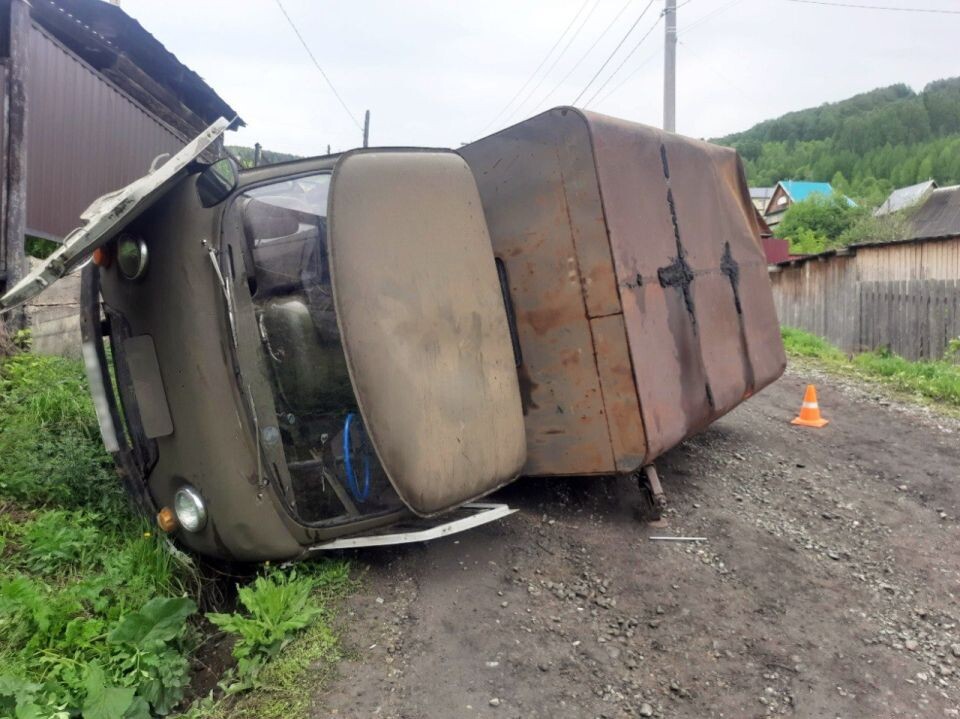   Опрокидывание УАЗа в Горно-Алтайске. Источник: МВД по Республике Алтай