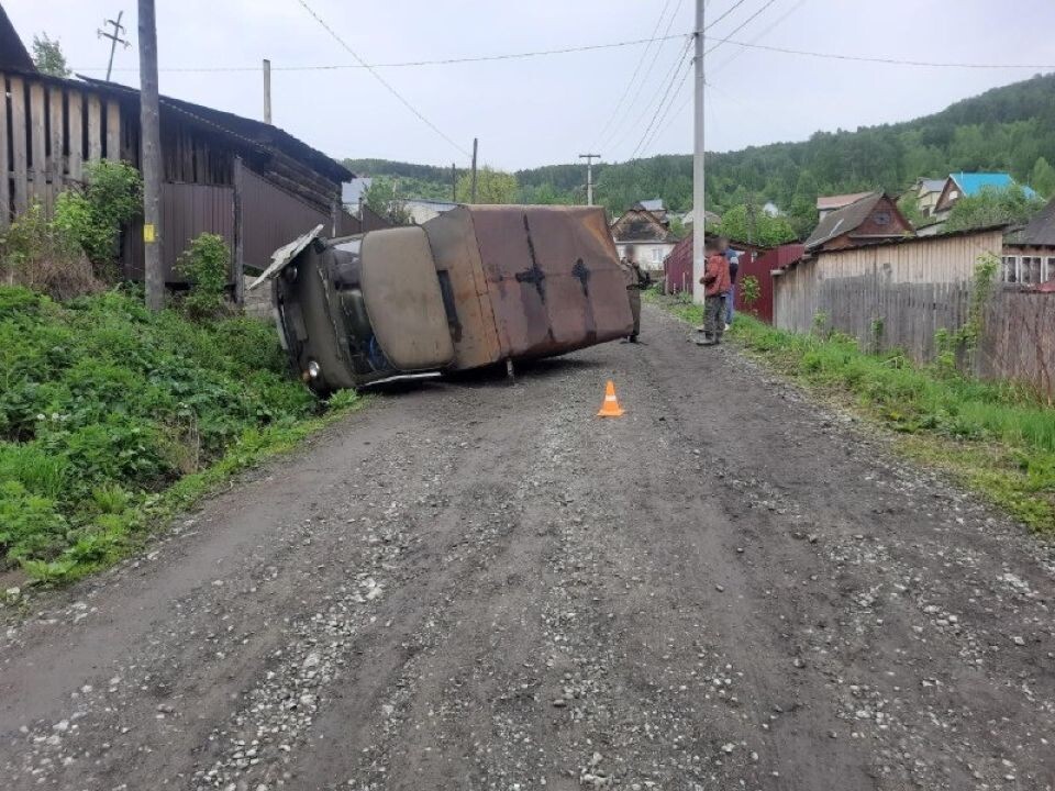    Опрокидывание УАЗа в Горно-Алтайске. Источник: МВД по Республике Алтай