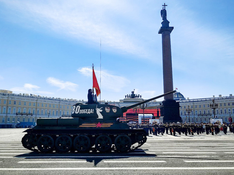     Т-34 на Дворцовой площади. Фото: «МК в Питере»