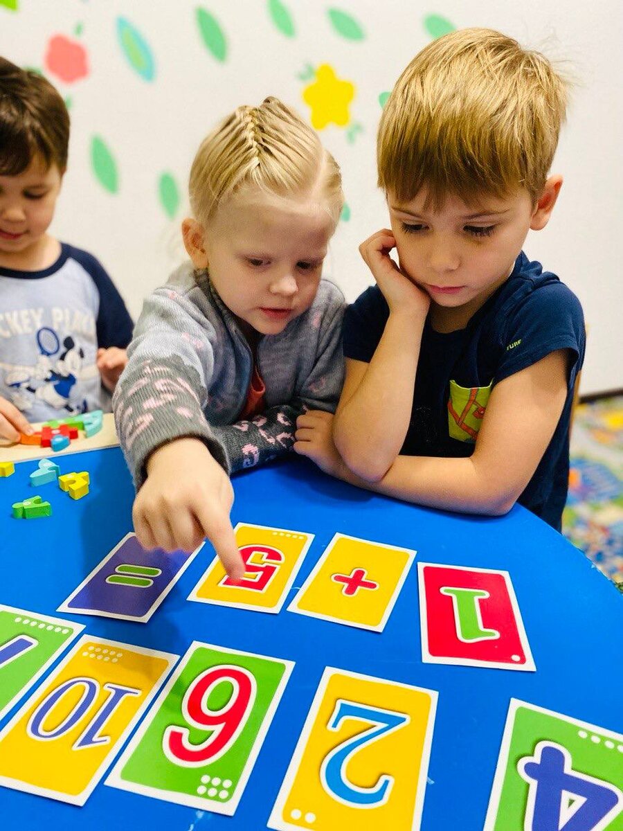 Дети учат цифры и основы счёта в садике. 