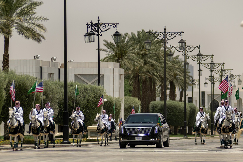   Всадники на арабских лошадях сопровождают президентский лимузин до Королевского двора
Фото: Zuma / TASS
