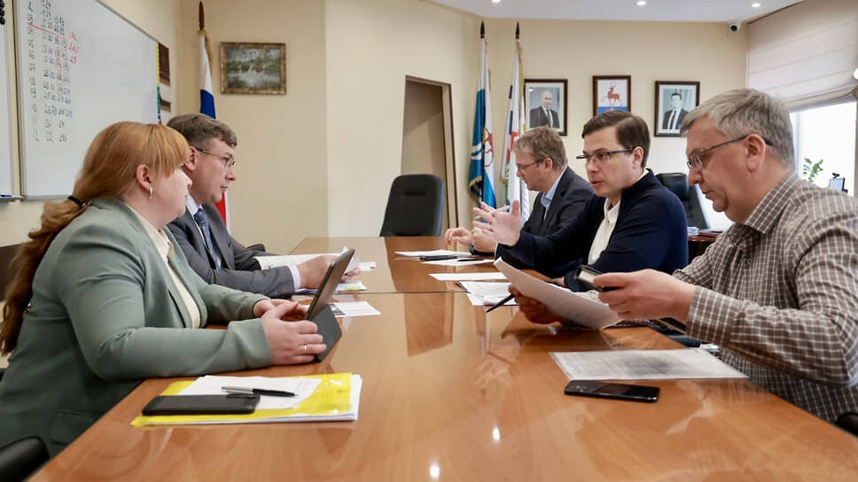 Глава Кстовского округа Иван Уланов (на заднем плане слева) и мэр Нижнего Новгорода Юрий Шалабаев (в центре справа) обсуждают процесс слияния муниципалитетов.📷Фото: мэрия Нижнего Новгорода
